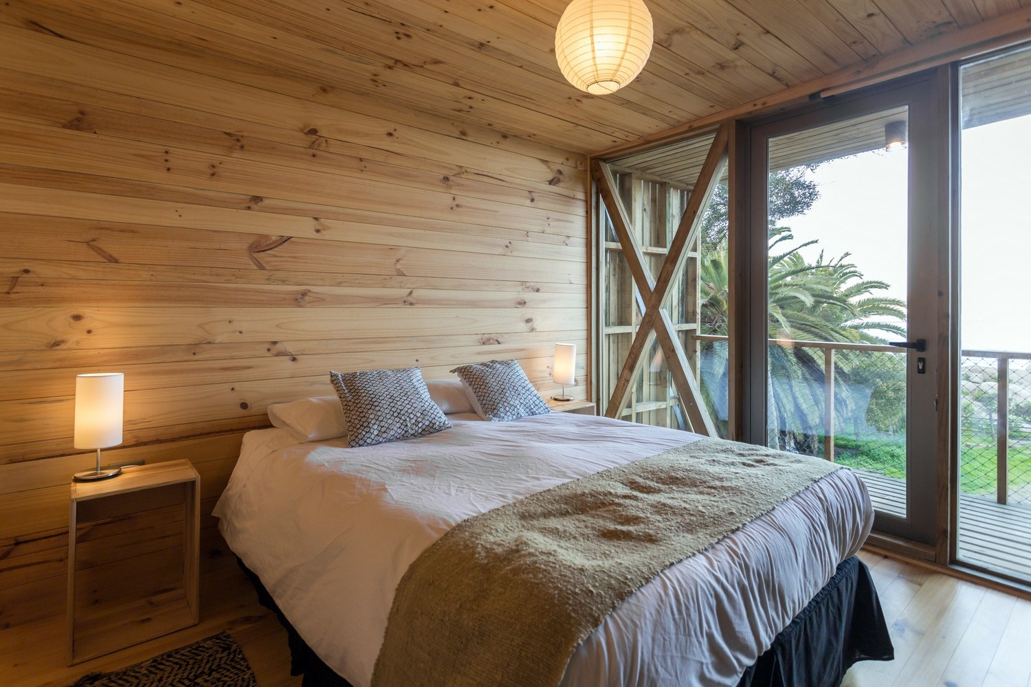 Hostal La Ritoqueña — acceso y circulación entre volúmenes en la duna, arquitecto Alejandro Soffia